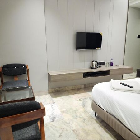 Hotel Statusinn, Ichalkaranji Extérieur photo