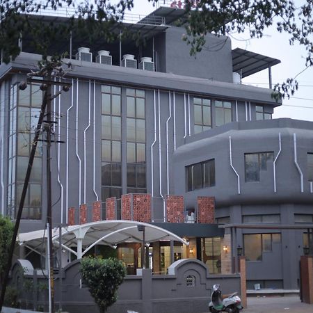 Hotel Statusinn, Ichalkaranji Extérieur photo