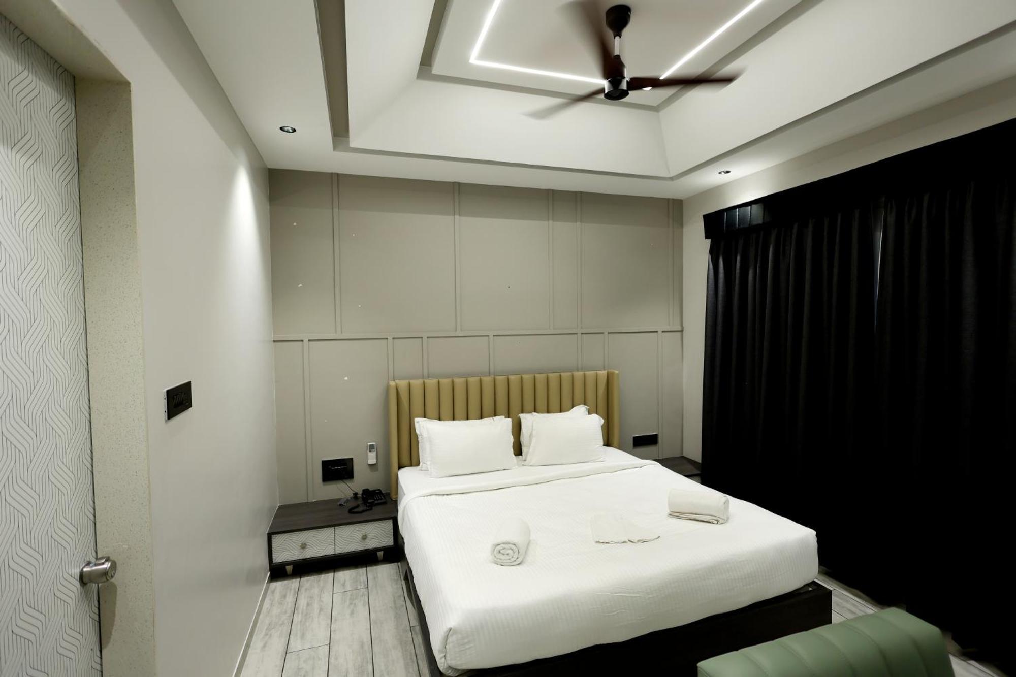 Hotel Statusinn, Ichalkaranji Extérieur photo