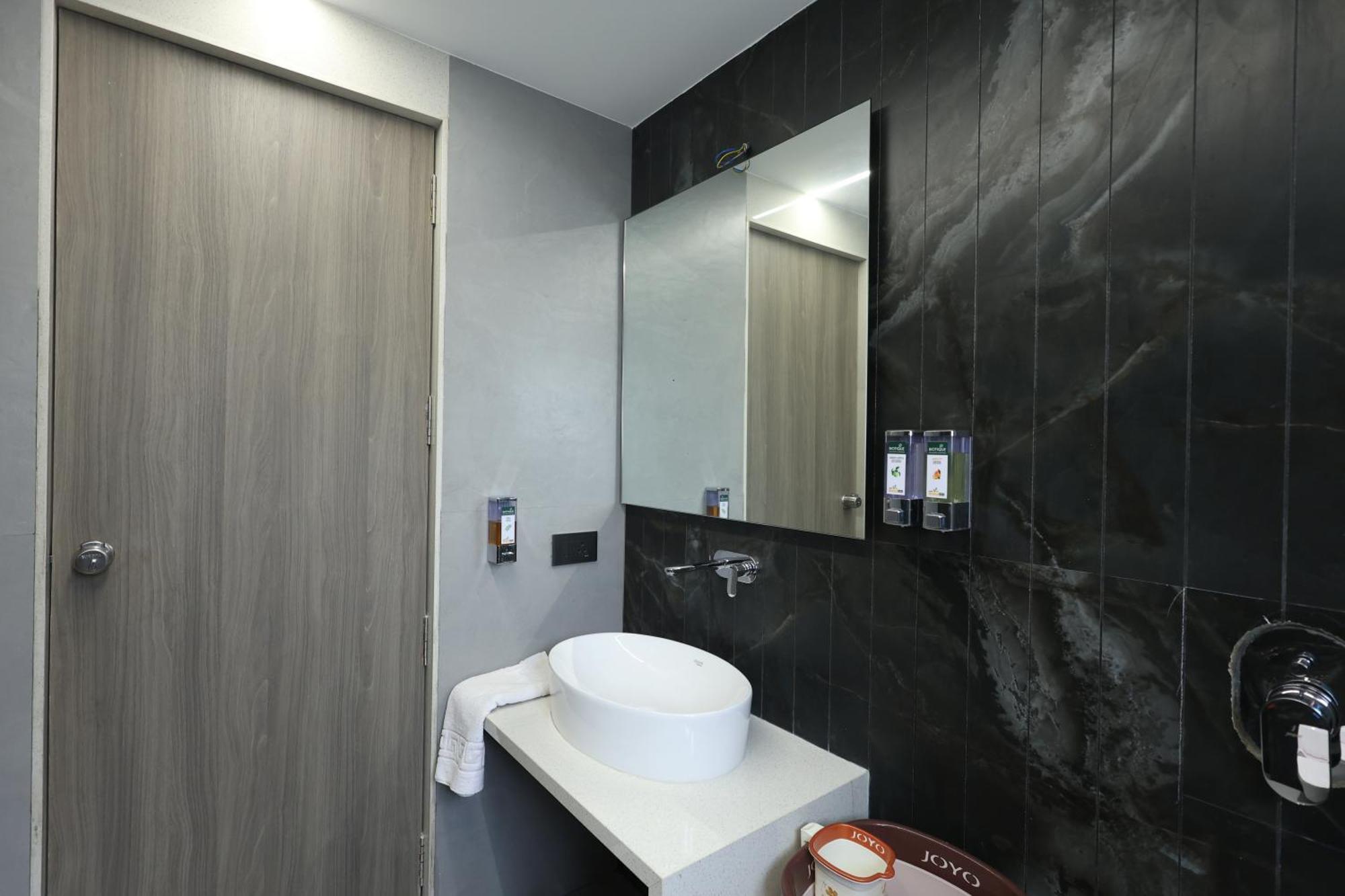 Hotel Statusinn, Ichalkaranji Extérieur photo