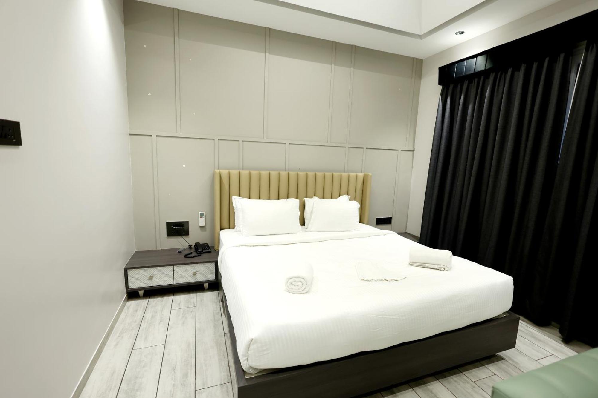 Hotel Statusinn, Ichalkaranji Extérieur photo