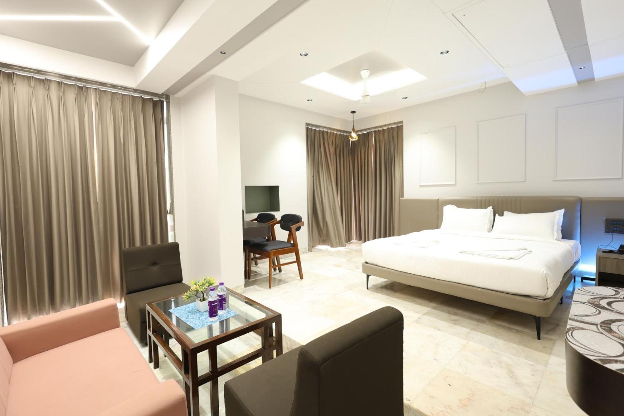 Hotel Statusinn, Ichalkaranji Extérieur photo
