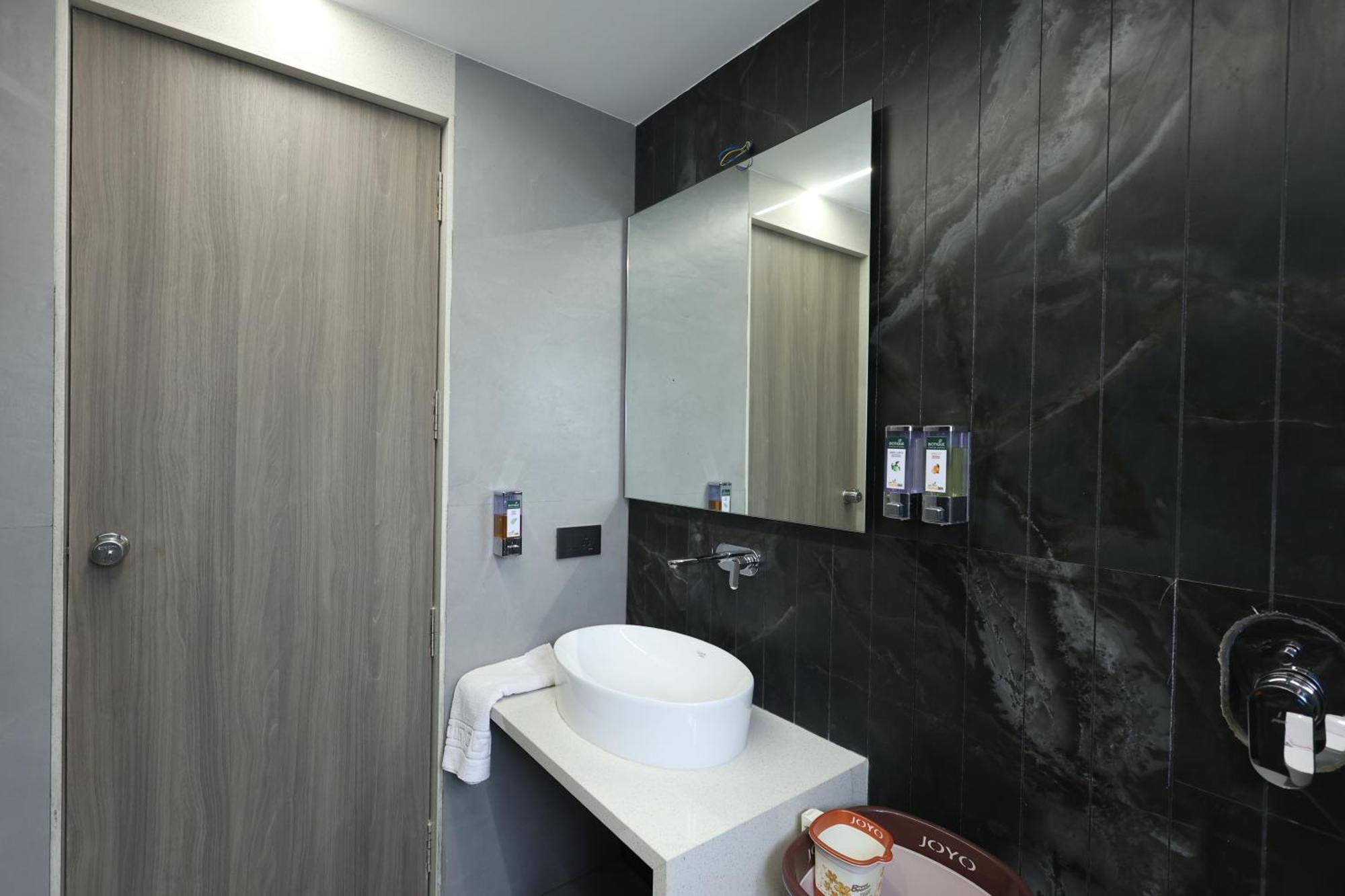 Hotel Statusinn, Ichalkaranji Extérieur photo