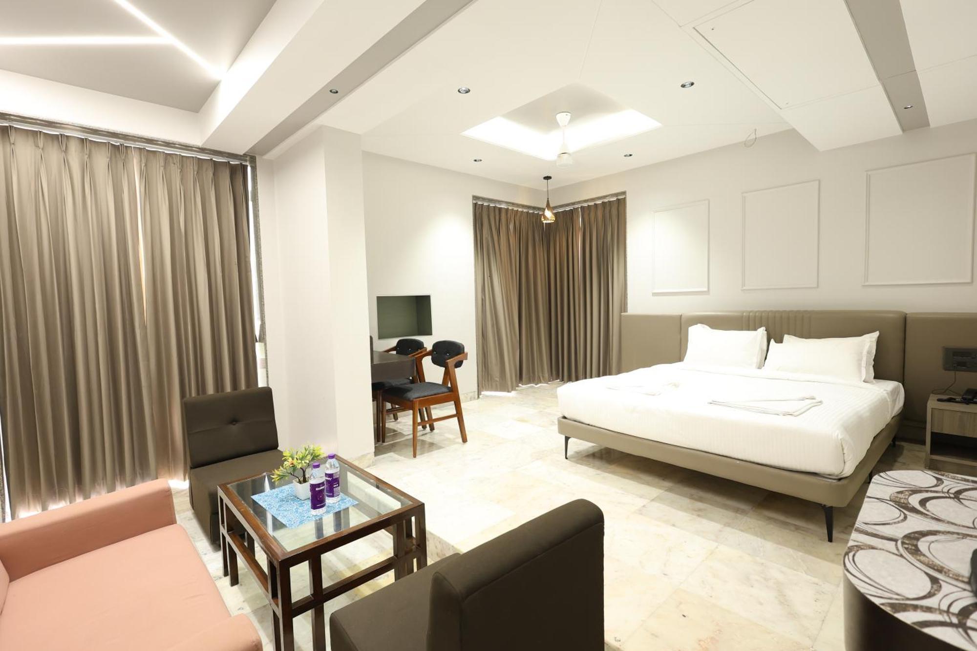 Hotel Statusinn, Ichalkaranji Extérieur photo