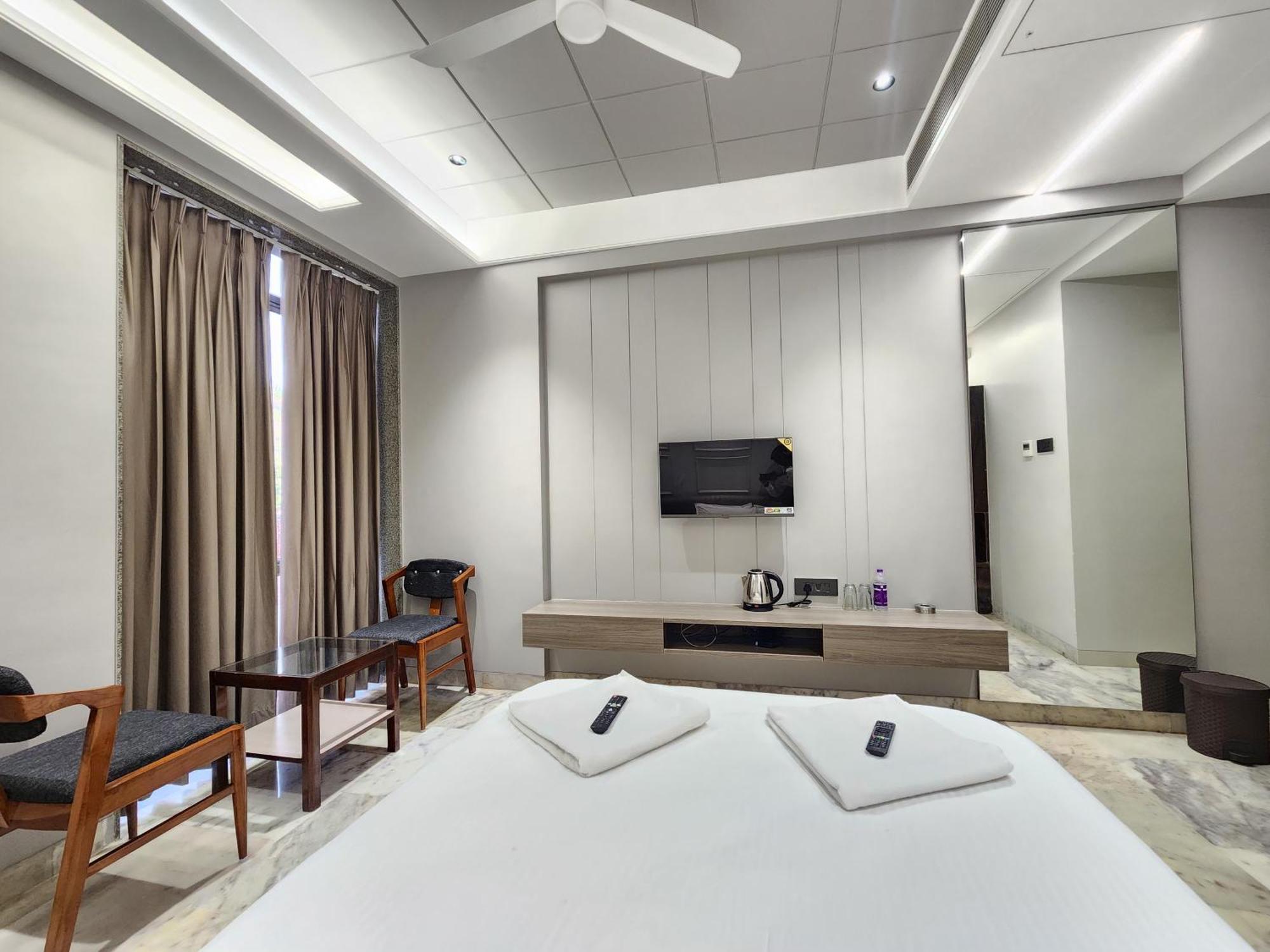 Hotel Statusinn, Ichalkaranji Extérieur photo
