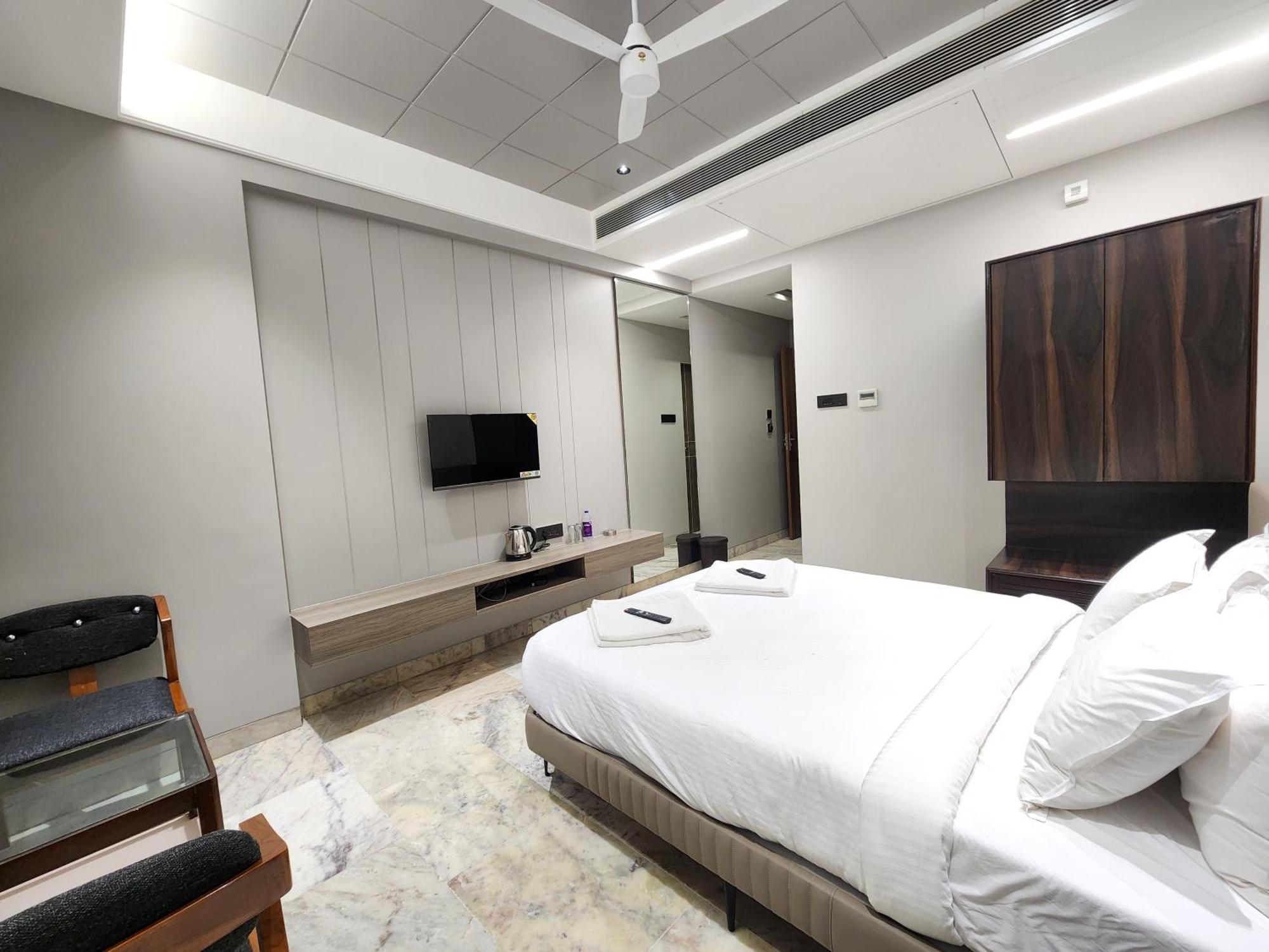 Hotel Statusinn, Ichalkaranji Extérieur photo