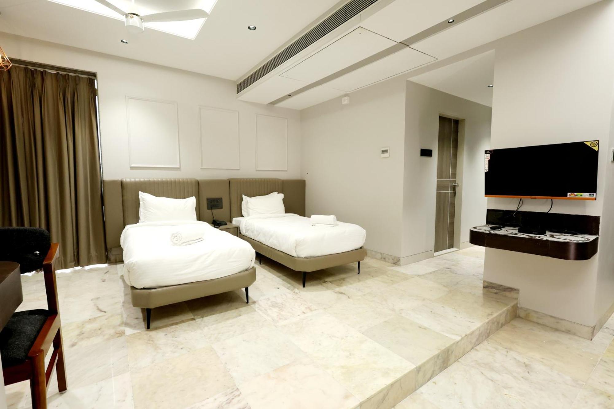 Hotel Statusinn, Ichalkaranji Extérieur photo
