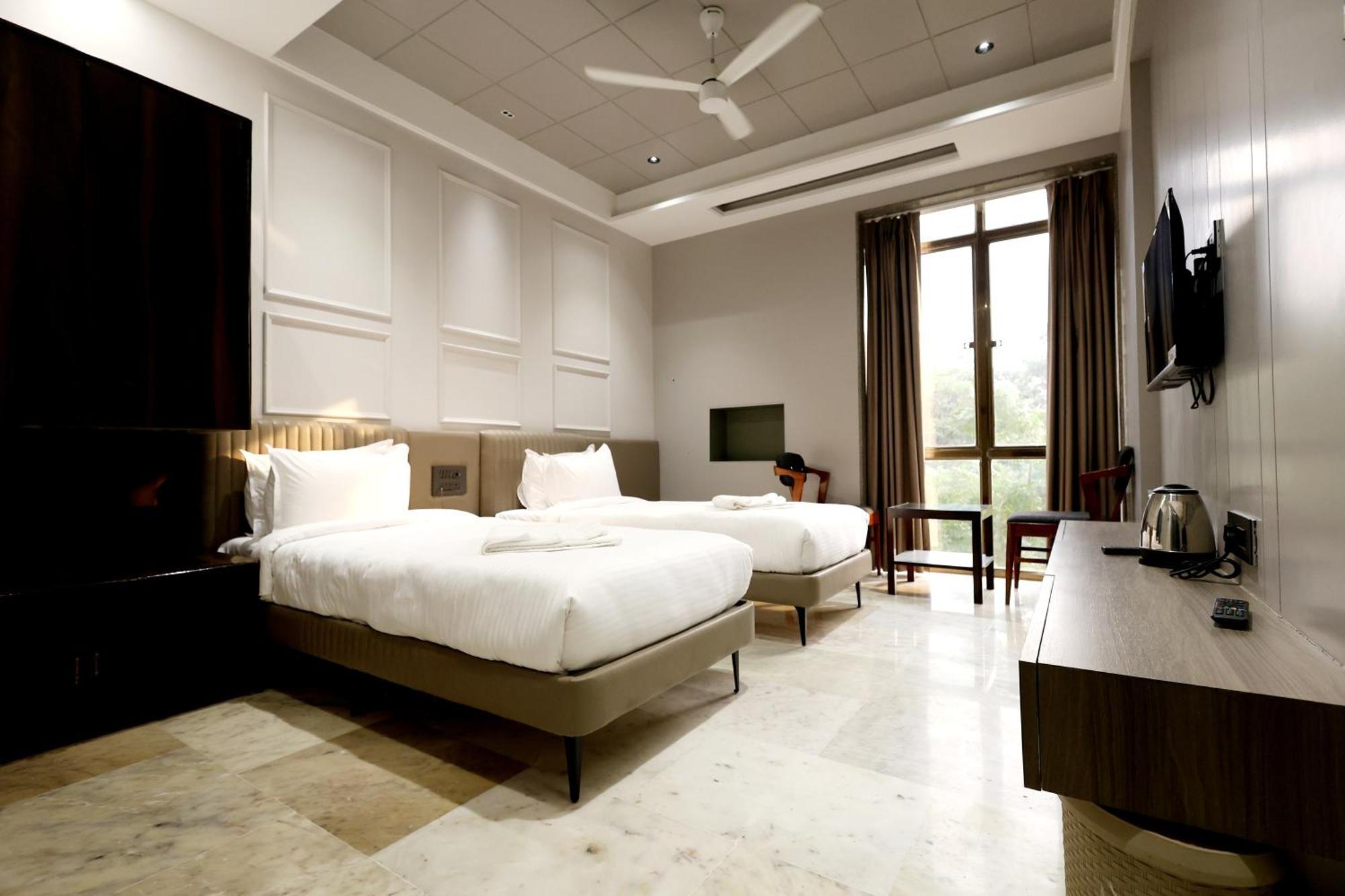 Hotel Statusinn, Ichalkaranji Extérieur photo