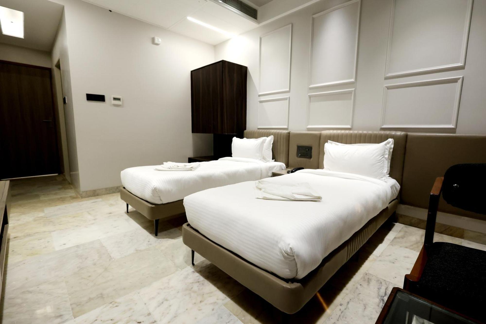 Hotel Statusinn, Ichalkaranji Extérieur photo