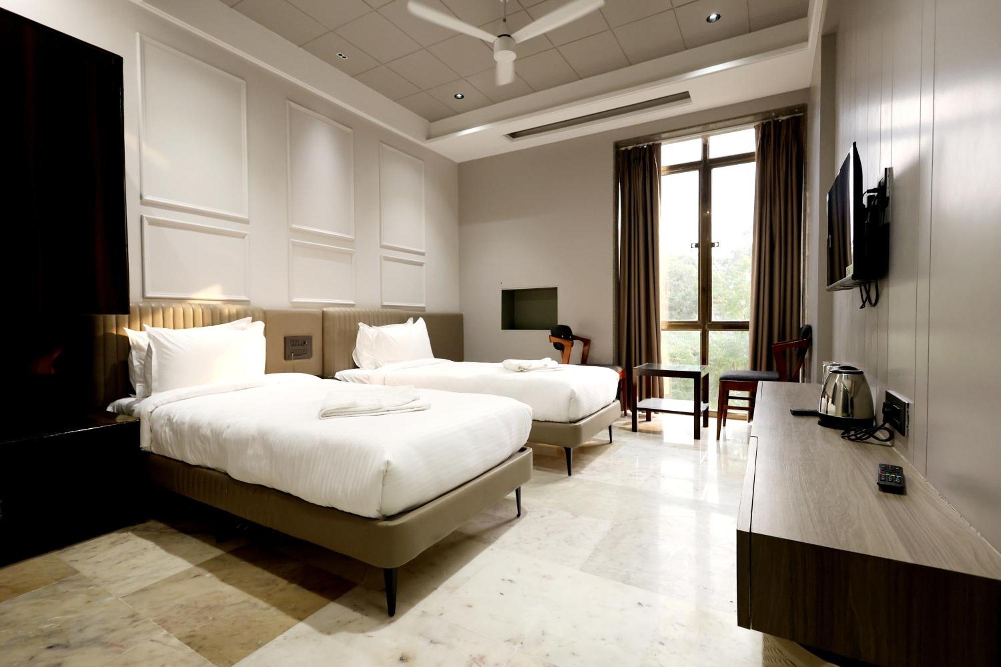 Hotel Statusinn, Ichalkaranji Extérieur photo