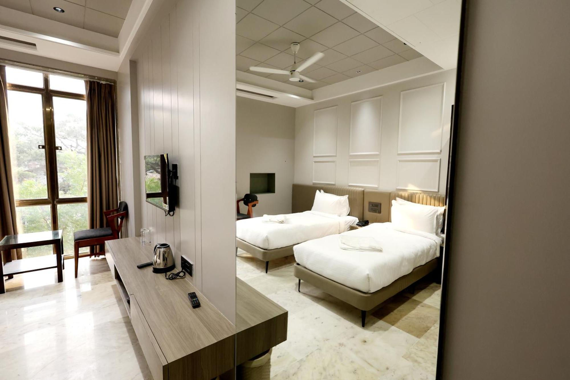 Hotel Statusinn, Ichalkaranji Extérieur photo
