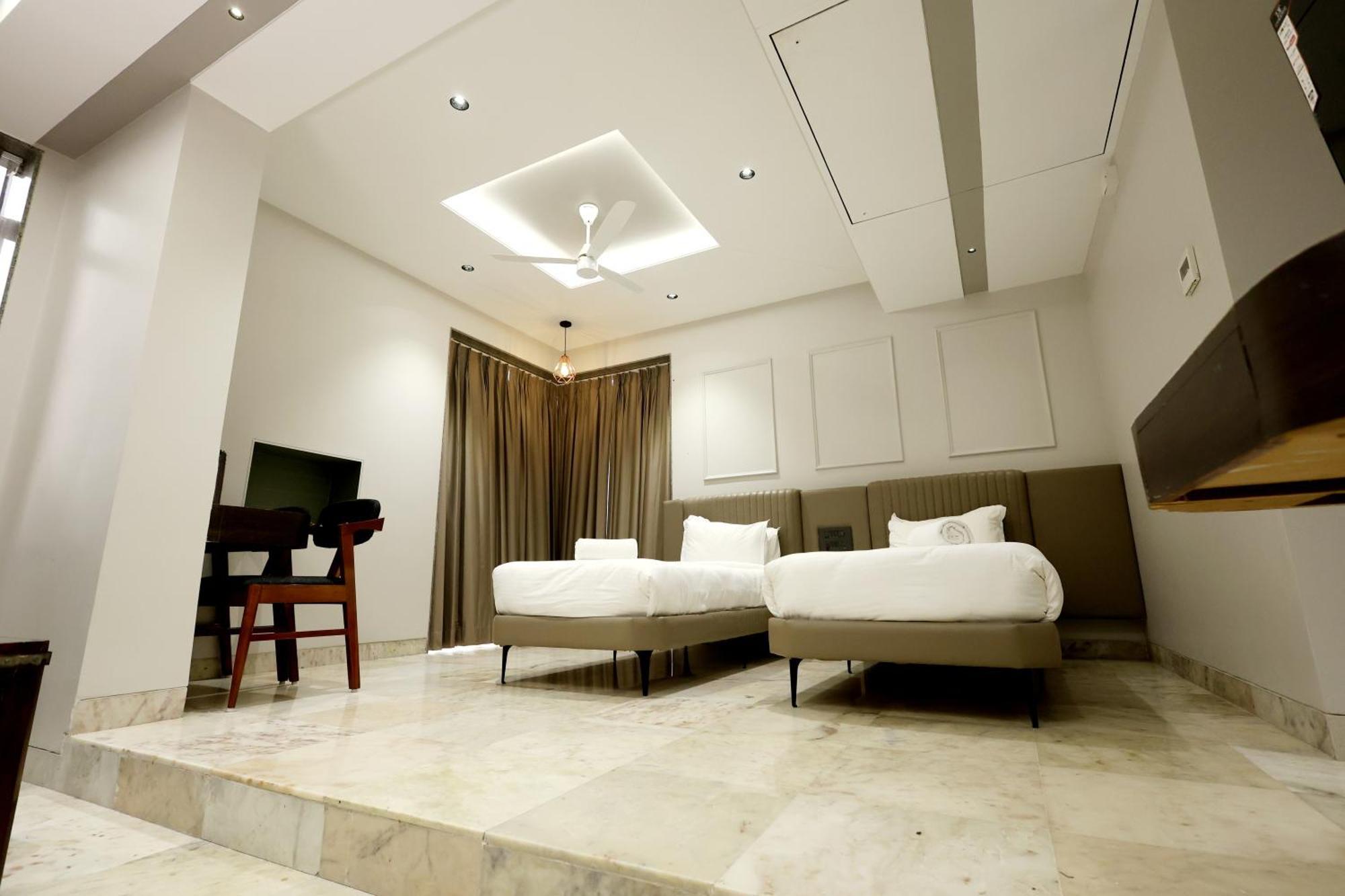 Hotel Statusinn, Ichalkaranji Extérieur photo