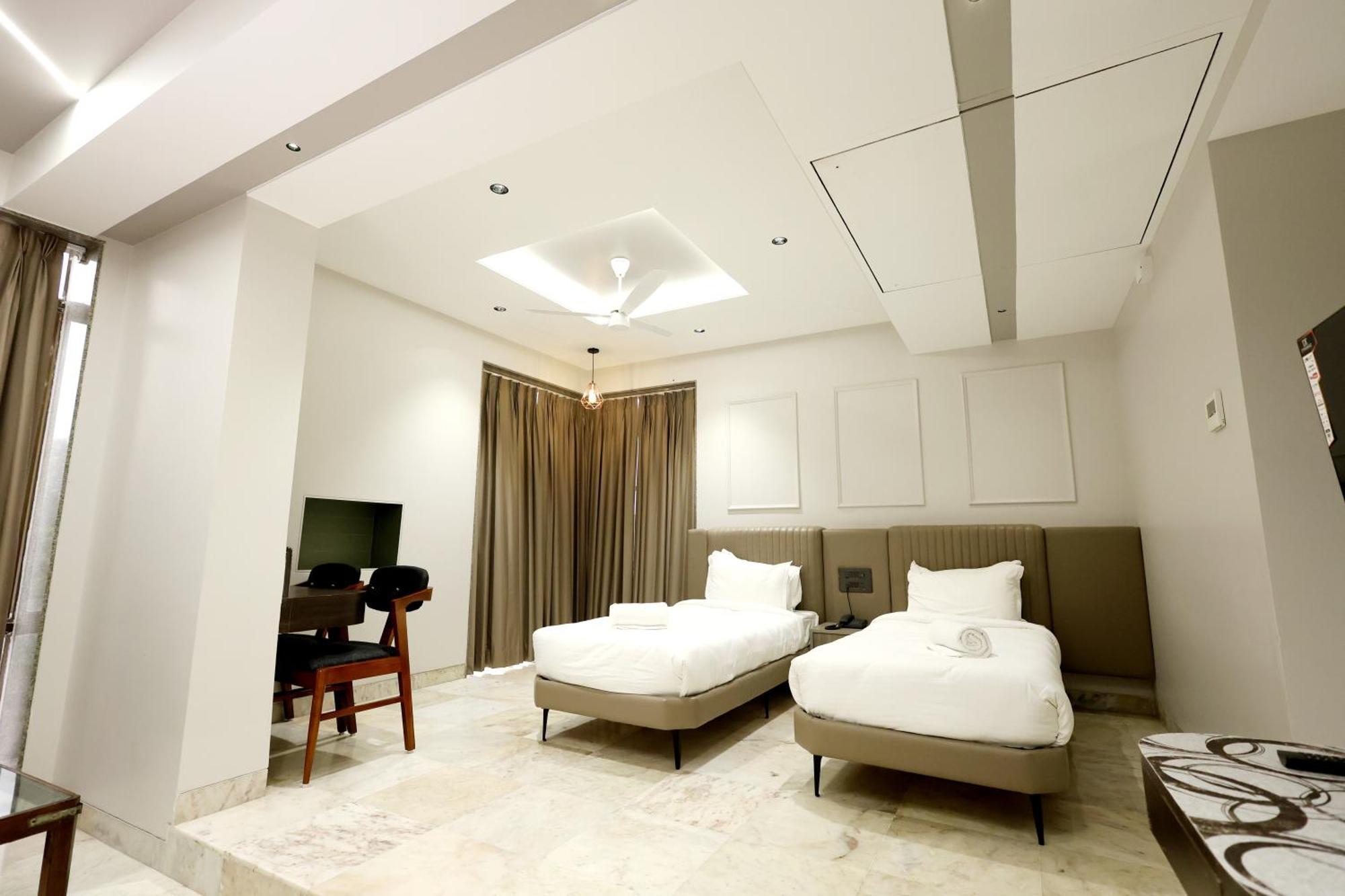 Hotel Statusinn, Ichalkaranji Extérieur photo