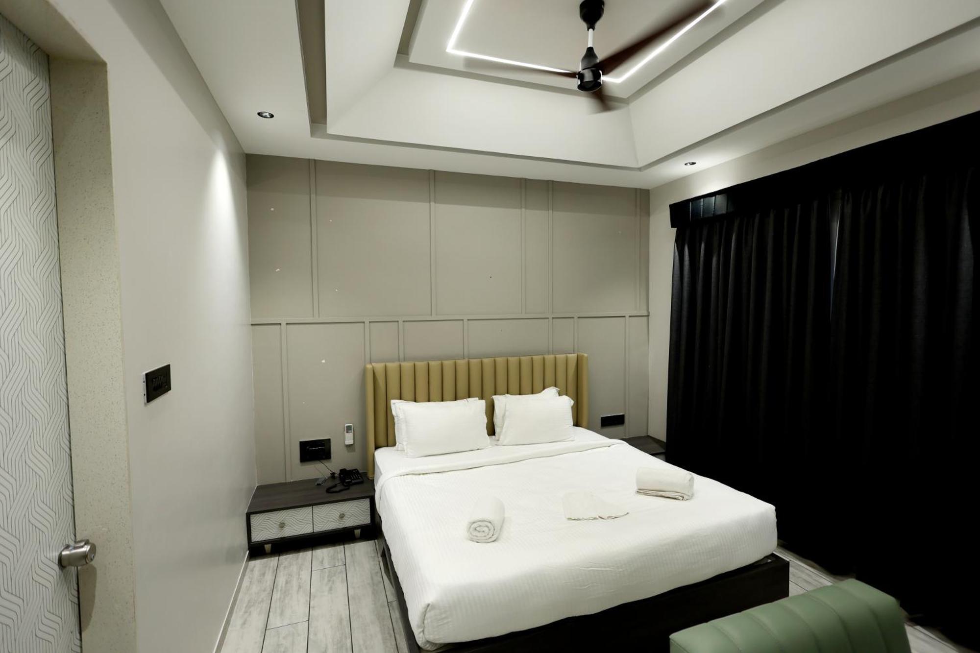 Hotel Statusinn, Ichalkaranji Extérieur photo