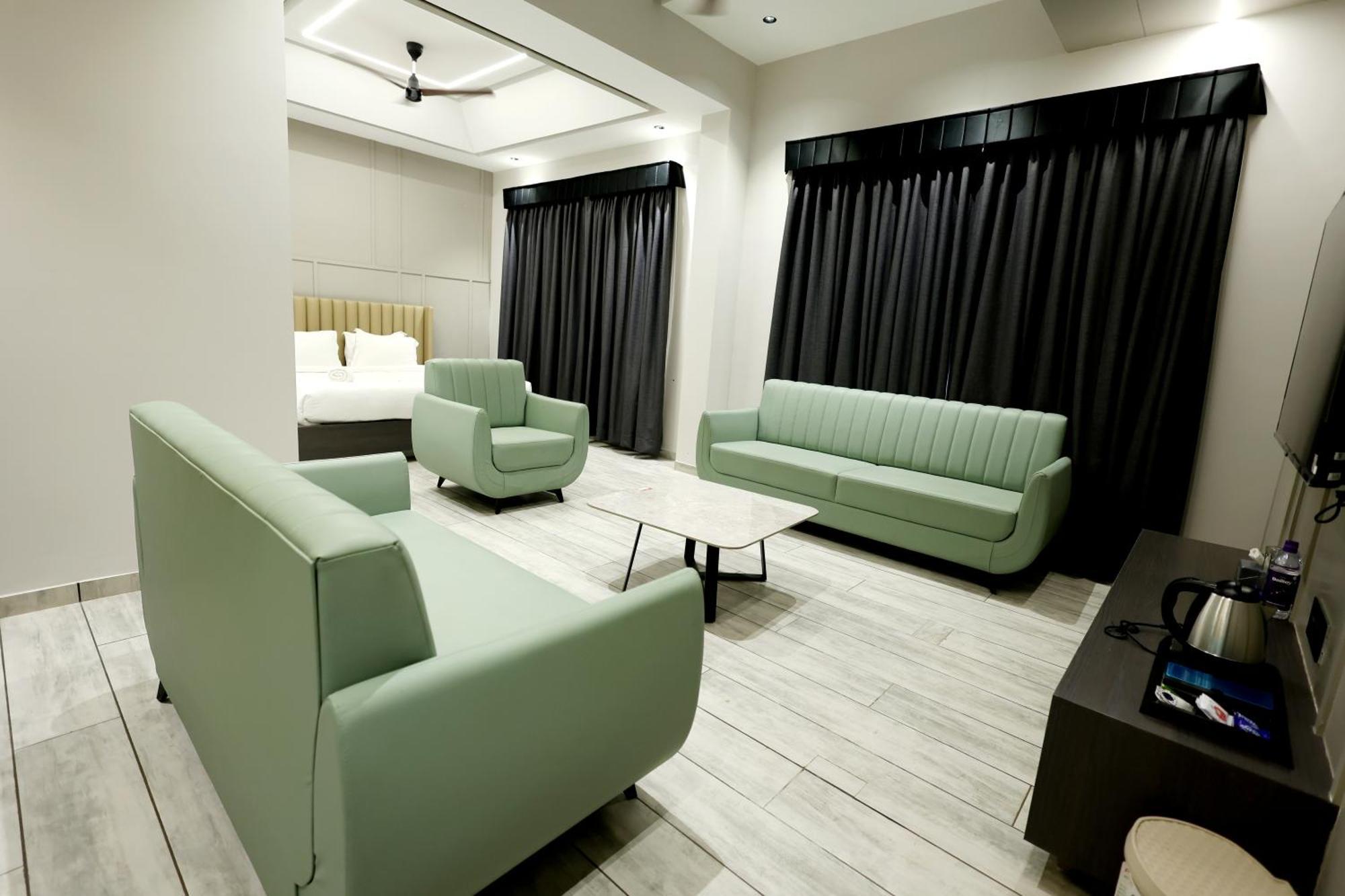 Hotel Statusinn, Ichalkaranji Extérieur photo
