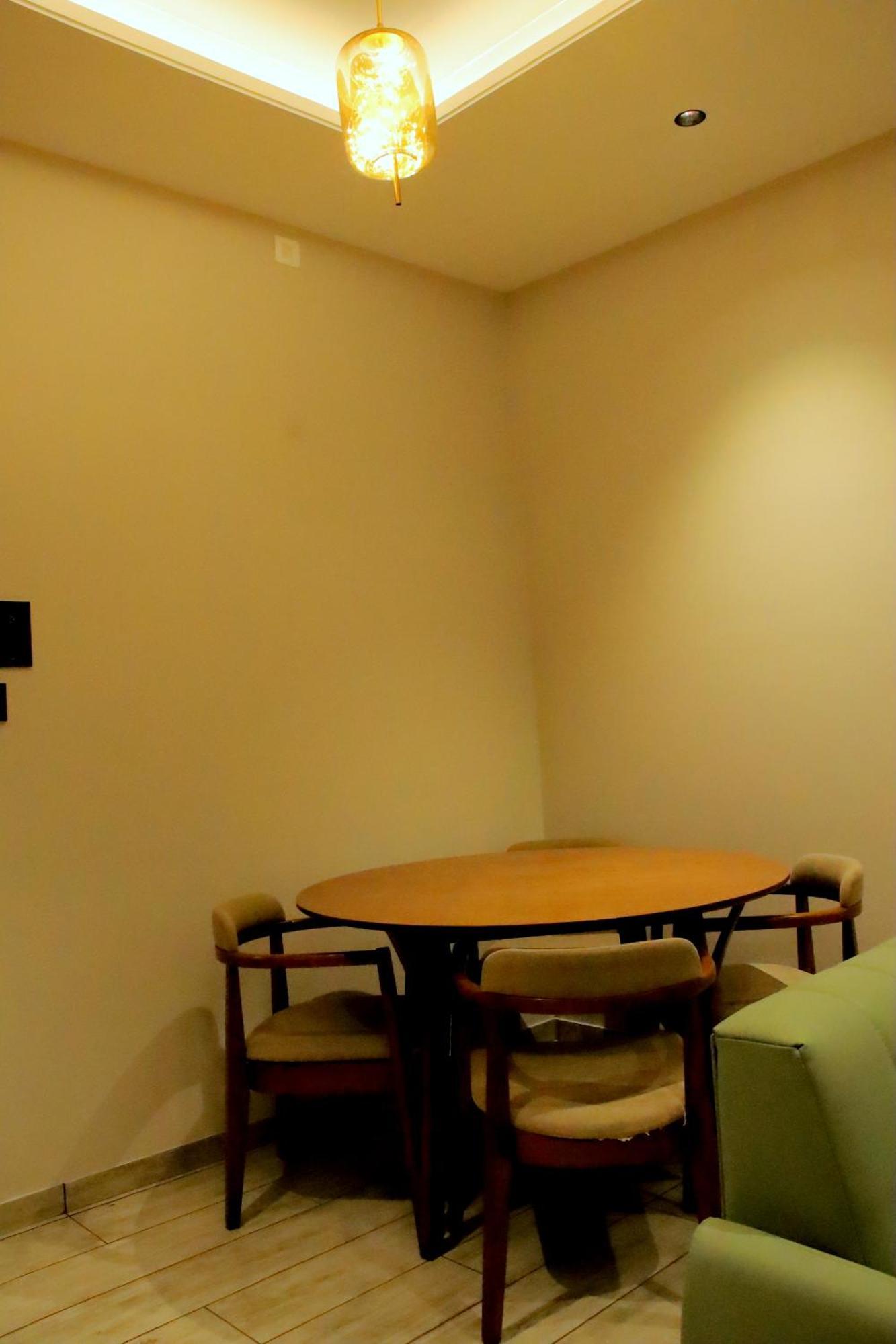 Hotel Statusinn, Ichalkaranji Extérieur photo