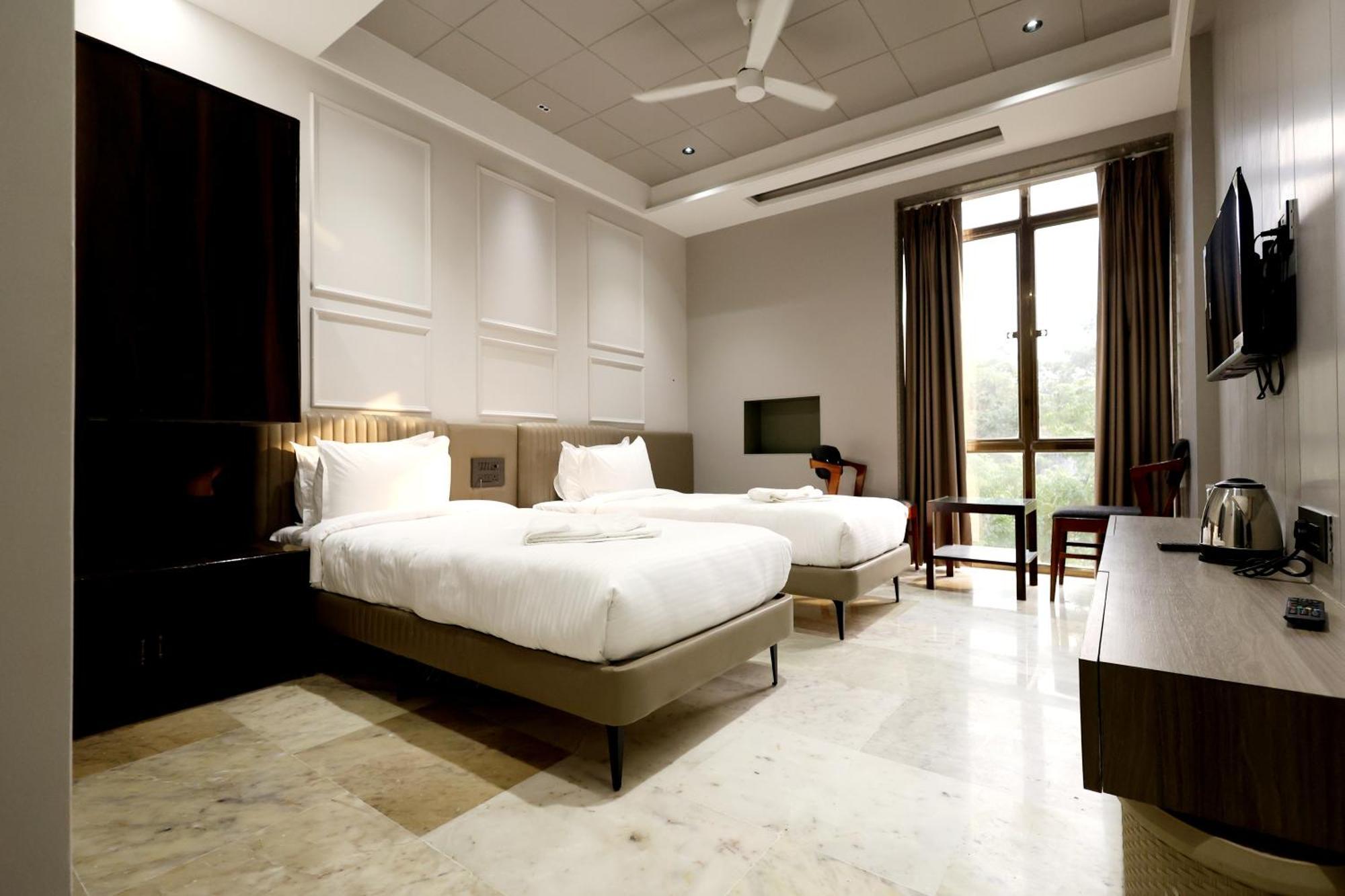 Hotel Statusinn, Ichalkaranji Extérieur photo