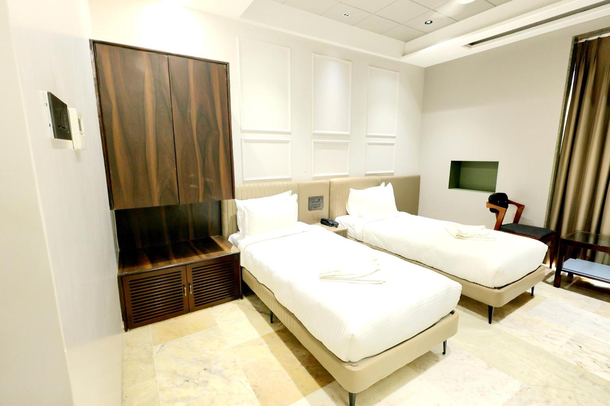 Hotel Statusinn, Ichalkaranji Extérieur photo