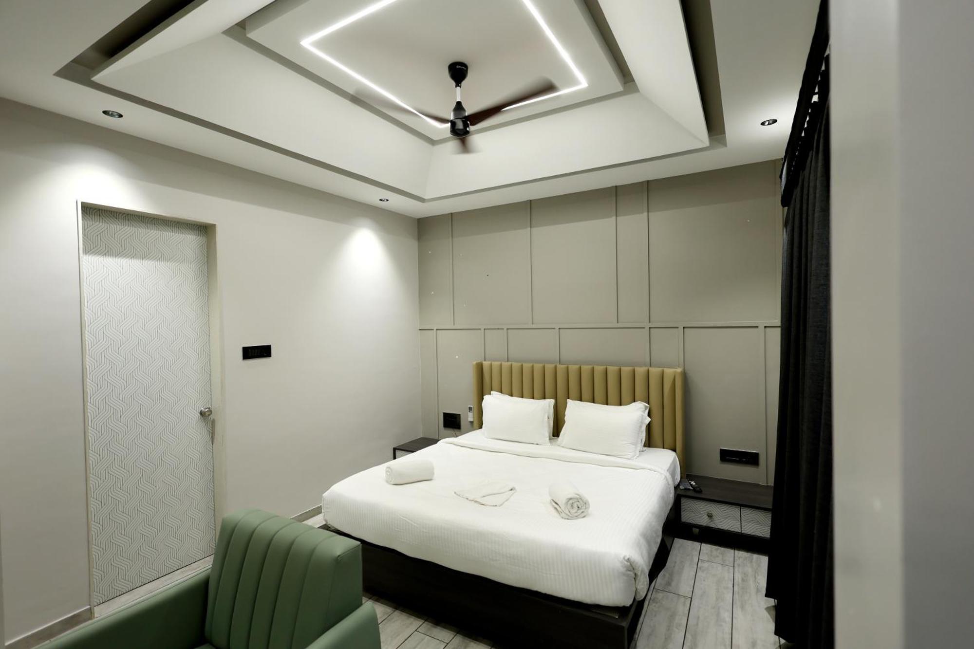 Hotel Statusinn, Ichalkaranji Extérieur photo