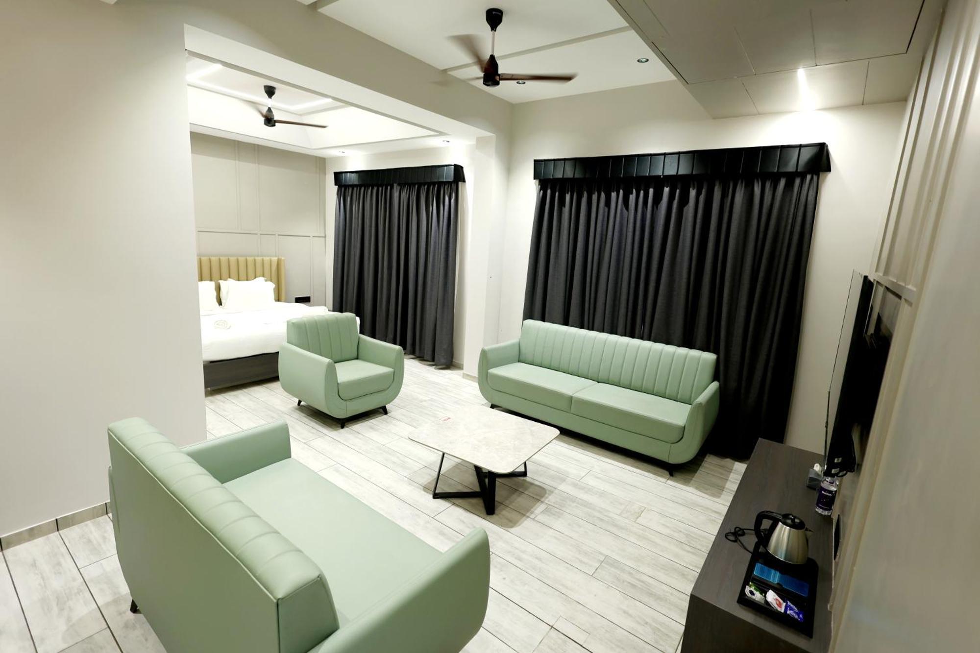 Hotel Statusinn, Ichalkaranji Extérieur photo