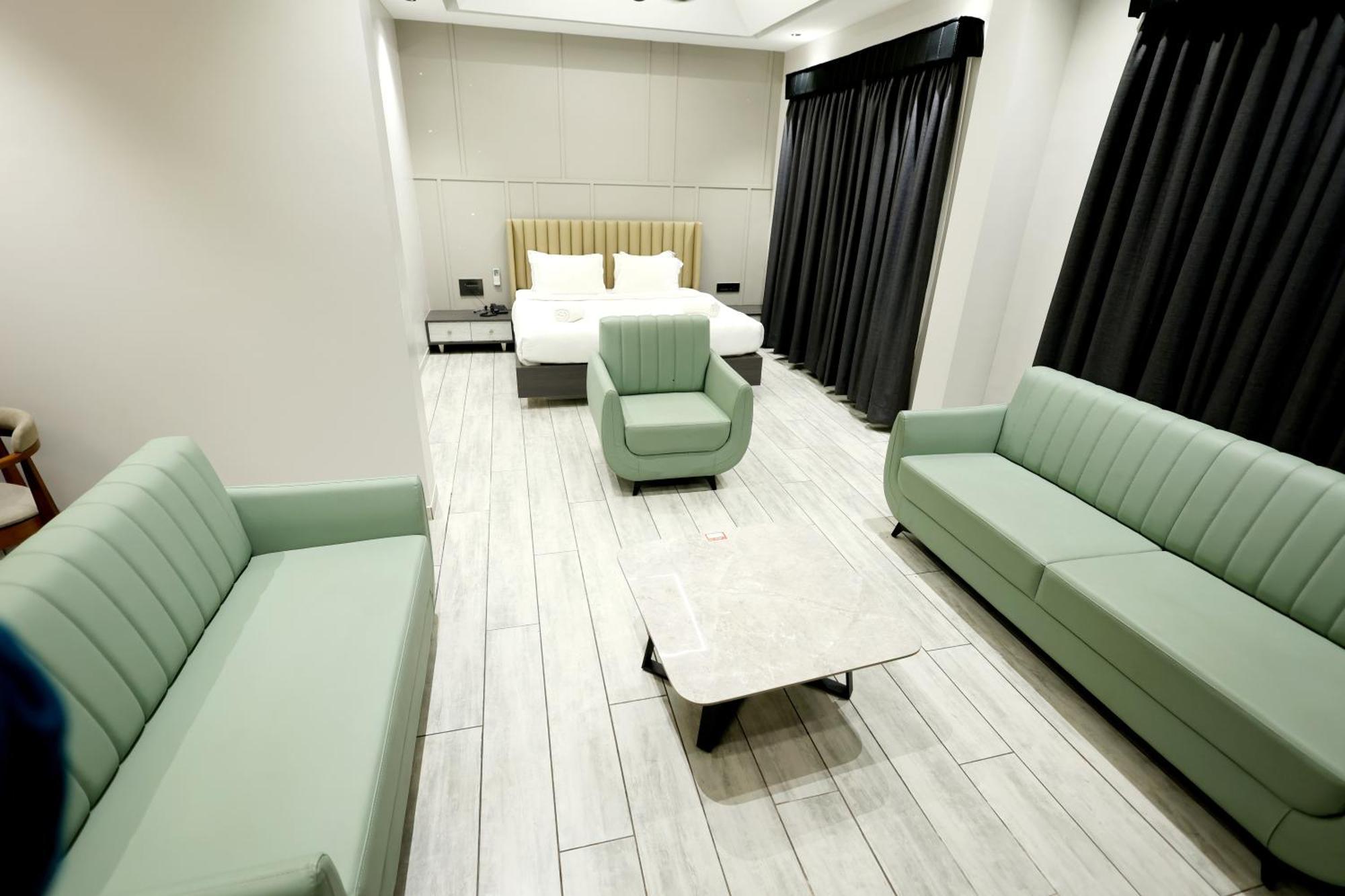 Hotel Statusinn, Ichalkaranji Extérieur photo