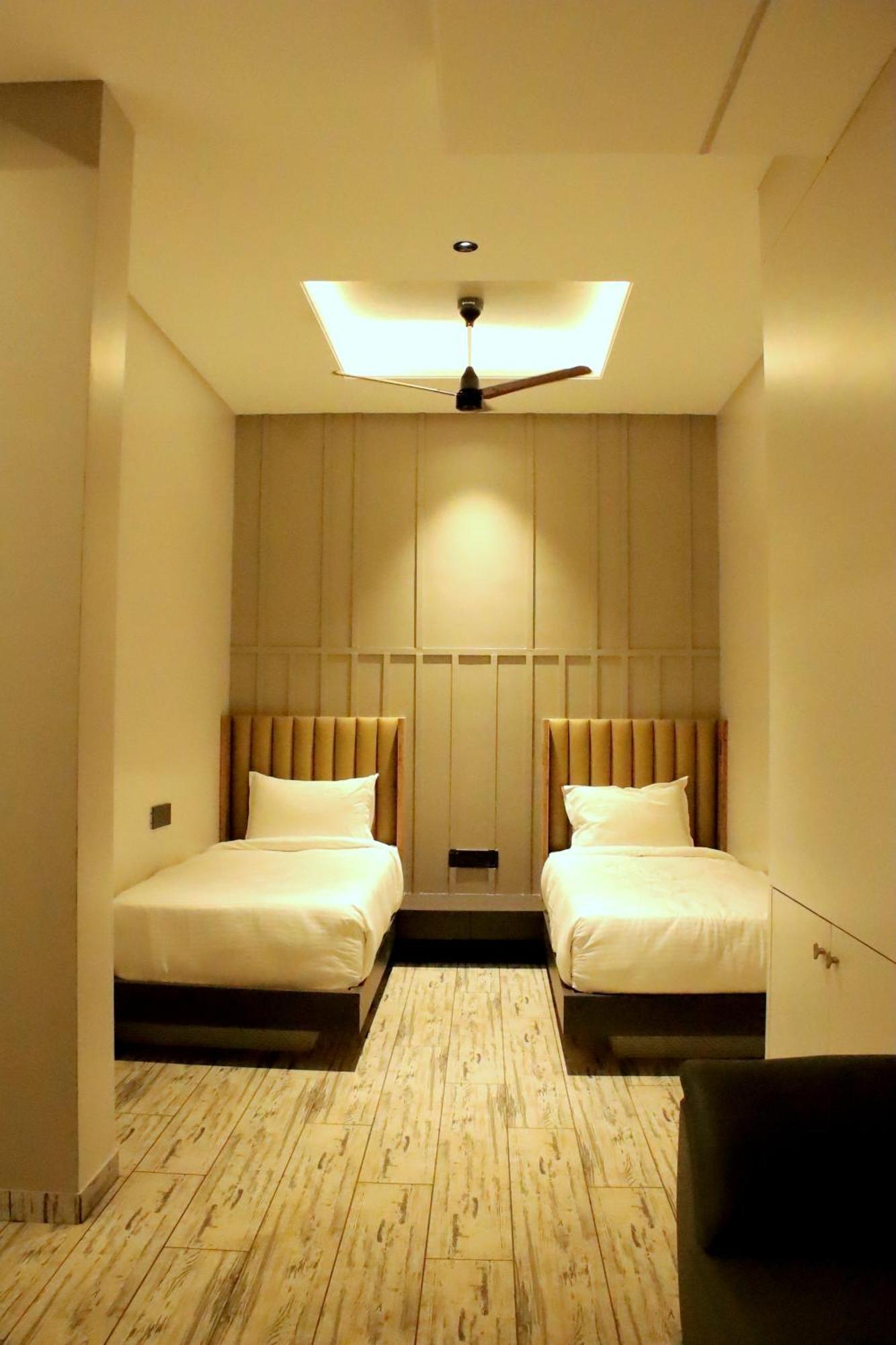 Hotel Statusinn, Ichalkaranji Extérieur photo