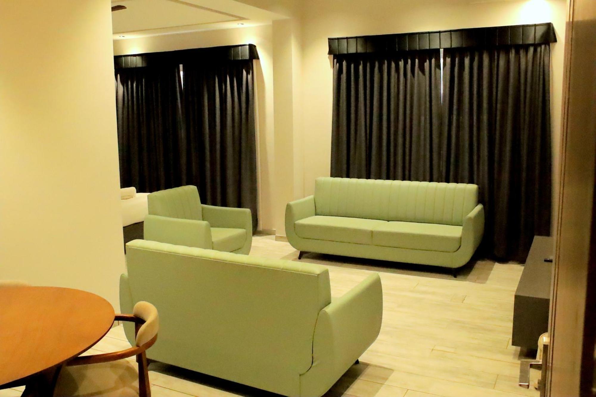 Hotel Statusinn, Ichalkaranji Extérieur photo