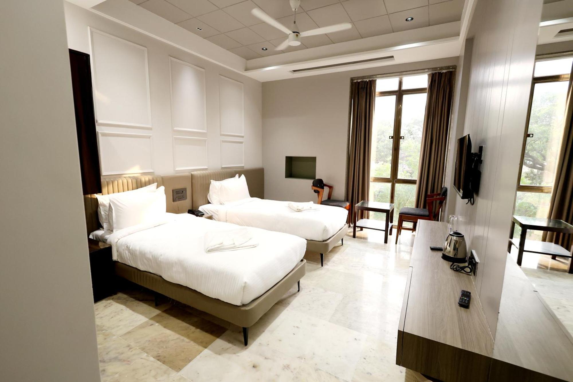 Hotel Statusinn, Ichalkaranji Extérieur photo