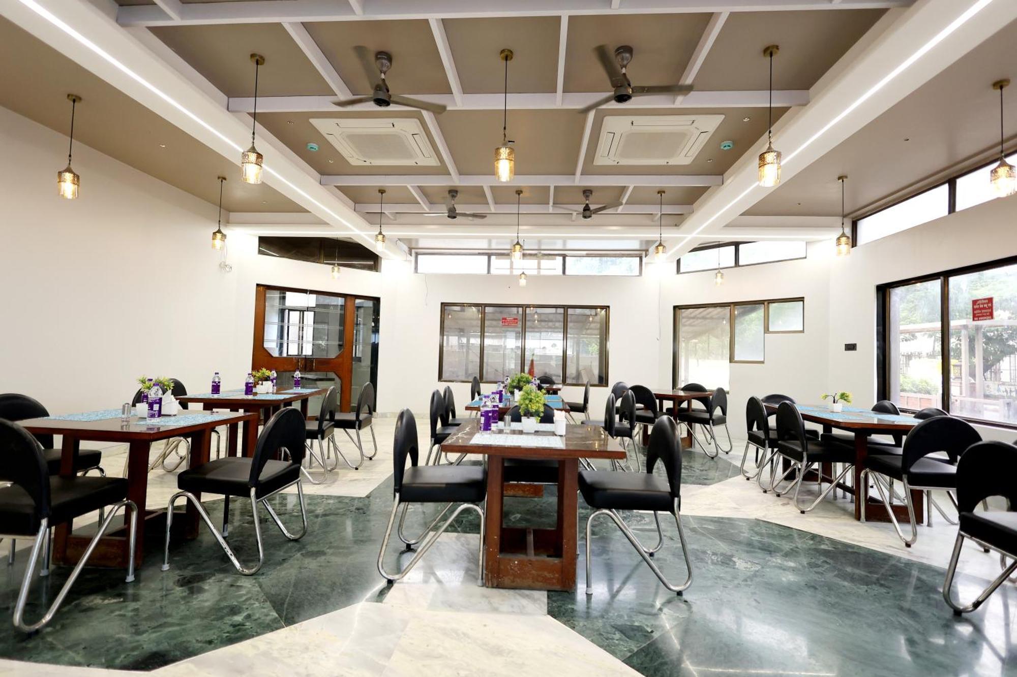 Hotel Statusinn, Ichalkaranji Extérieur photo